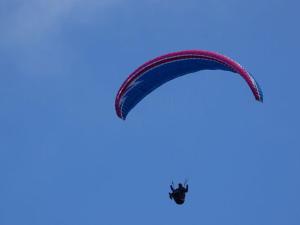 un parapente volando sobre un fondo azul en Holiday apartment at the linden tree, en Dernbach