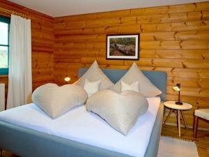 - une chambre avec un lit et deux oreillers en forme de cœur dans l'établissement Mitterdorf Modern retreat, à Mitterfirmiansreut
