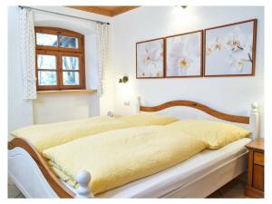 Un dormitorio con una cama con una manta amarilla. en Holiday guesthouse Posthof, en Waldmünchen
