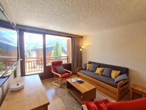 a living room with a couch and a table at Meijotel - 59 - Appt tres spacieux 6-7 pers in Les Deux Alpes
