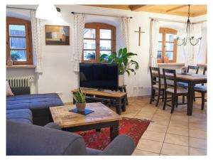 - un salon avec un canapé bleu et une table dans l'établissement Holiday guesthouse Posthof, à Waldmünchen