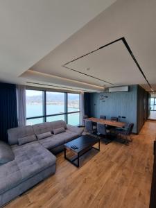 Posezení v ubytování Premium apartment in Porta Batumi Tower