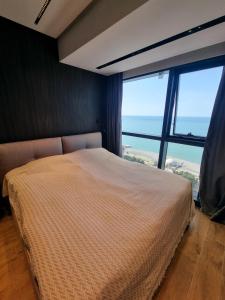 Postel nebo postele na pokoji v ubytování Premium apartment in Porta Batumi Tower