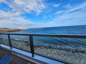 ein Blick auf das Meer vom Balkon in der Unterkunft Eros OceanView Attic in Santa Cruz de Tenerife