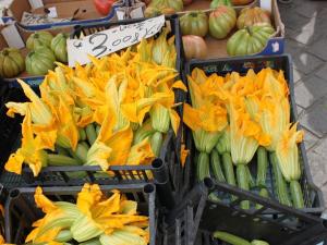 une présentation de légumes en paniers sur un marché dans l'établissement Freisa at Villa Pesce, à Mombaruzzo