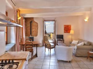 - un salon avec un canapé et une table dans l'établissement Freisa at Villa Pesce, à Mombaruzzo