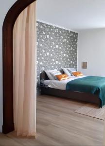 a bedroom with a bed with a headboard at Logement Hartsuiker in Hoogeveen