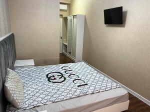 Tempat tidur dalam kamar di 9Floor Apartments