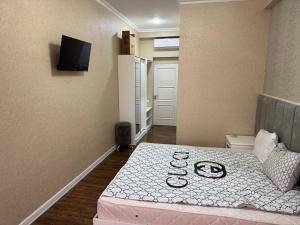 Tempat tidur dalam kamar di 9Floor Apartments