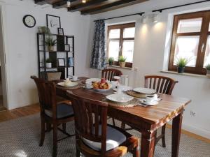 een eetkamer met een houten tafel en stoelen bij Wohnung mit hist. Altstadt Charme in Nördlingen +13 foto's