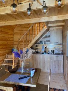 uma cozinha e sala de jantar com tecto em madeira em MountSide em Dandalo