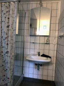 W łazience znajduje się umywalka i lustro. w obiekcie Stadtmitte-Iserlohn w mieście Iserlohn