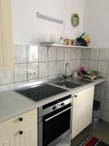 uma cozinha com um lavatório e um fogão em Stadtmitte-Iserlohn em Iserlohn