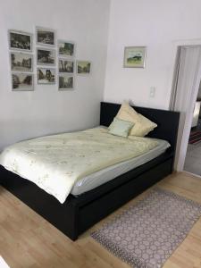 a bed with a black frame in a bedroom at Stadtmitte-Iserlohn in Iserlohn