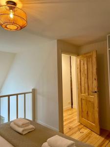 En eller flere senge i et værelse på Appartement Sneek + 5 billeder