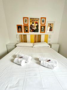 a bedroom with a bed with two towels on it at Trilocale climatizzato con cortile in San Teodoro