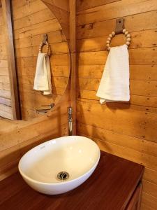 y baño con lavabo blanco y espejo. en El Glamping de Calixto, Villa de Leyva, en Sáchica