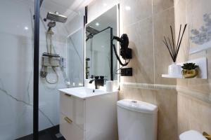 a bathroom with a toilet and a sink and a shower at Apartamento Exclusivo Céntrico con parking Estrella de Ribadeo II in Ribadeo +9 photos