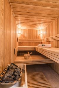 uma sauna com paredes de madeira e uma tigela de pedras em Residence Monte near Umag for 10 people with heated infinity pool & spa 