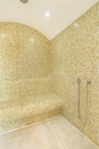 uma casa de banho com um chuveiro com um banco em Residence Monte near Umag for 10 people with heated infinity pool & spa 