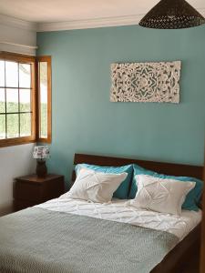 Casillas de MoralesにあるBogalusaの青い壁のベッドルームのベッド1台