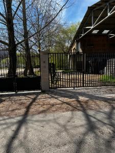 een poort voor een gebouw met een boom bij Fromental in Saint-Côme-dʼOlt