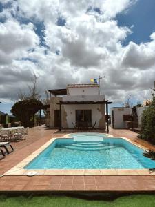 una gran piscina frente a una casa en Bogalusa en Casillas de Morales