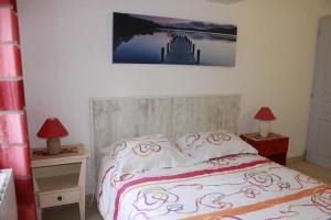 - une chambre avec un lit, 2 tables de nuit et 2 lampes dans l'établissement Au Epicéah, logement à la campagne, à Valence