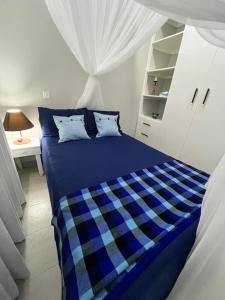 ナクルにあるPinnacle Alpine Houseのベッドルーム1室(青いベッド1台、青と白の毛布付)