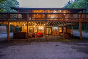 麦克亨利Zen Den的带有露台的房子，露台上摆着桌子和椅子