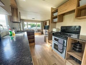 Kitchen o kitchenette sa Homely 8 Berth Caravan In Southview Holiday Park In Skegness, Ref 33028e