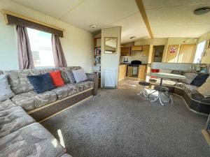 uma sala de estar com um sofá e uma mesa em Superb 6 Berth Caravan At Sunnydale Holiday Park Ref 35079a em Louth