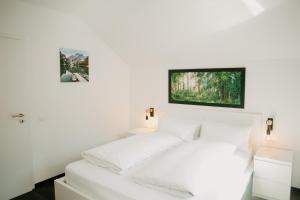 1 dormitorio con paredes blancas y 1 cama blanca en CABANA BERNER stațiunea Mogoșa en Baia-Sprie