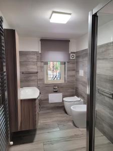 een badkamer met 2 wastafels en een toilet bij Happy House in Francavilla al Mare