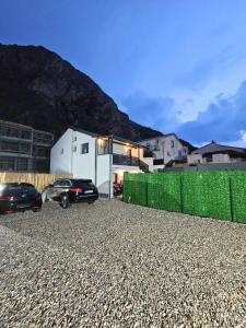 ein Haus mit einem davor geparkt in der Unterkunft Apartmani Central in Mostar