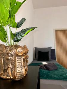 eine Vase auf einem Tisch mit einer Pflanze in der Unterkunft Wohnung im Zentrum 1 in Magdeburg