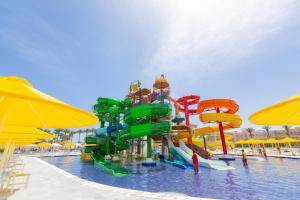 un parque acuático con un tobogán de agua en una piscina en Beach Albatros The Club - Aqua Park en Hurghada