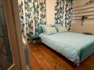 Ένα ή περισσότερα κρεβάτια σε δωμάτιο στο Sunny riverside apartment