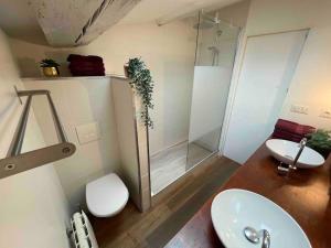 Ένα μπάνιο στο Sunny riverside apartment