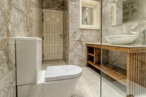 La salle de bains est pourvue de toilettes et d'un lavabo. dans l'établissement Belvedere - Cozy 2bed Mellieha Seaview, à Mellieħa