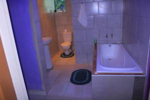 mała łazienka z wanną i toaletą w obiekcie Magagula's Guest House and Accomodation w mieście Burgersfort