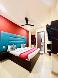 ニューデリーにあるHotel Aero Indus Near Airportのベッドルーム1室(青と赤の壁のベッド1台付)