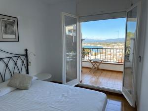 1 dormitorio con 1 cama y balcón con vistas. en Agi Horitzo Mar, en Roses