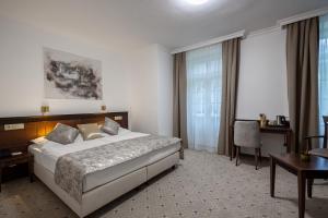 Postel nebo postele na pokoji v ubytování Hotel Palota Lillafured