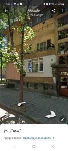 une photo d'un bâtiment avec un arbre devant lui dans l'établissement Zoev, à Plovdiv