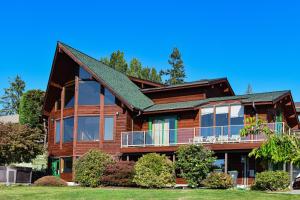 Casa de madera grande con techo verde en Whidbey Cedar Sunsets, en Freeland