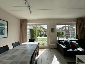 een woonkamer met een tafel en een bank bij Crox Houcke 59 in Nieuwvliet