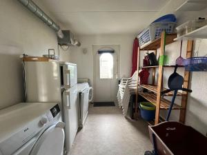 een keuken met een koelkast, een wasmachine en een droger bij Crox Houcke 59 in Nieuwvliet