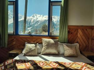 Postel nebo postele na pokoji v ubytování Safarnama Retreat Homestay - All Rooms with Mountain View