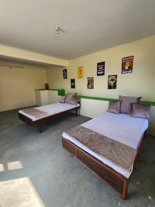 Кровать или кровати в номере Safarnama Retreat Homestay - All Rooms with Mountain View